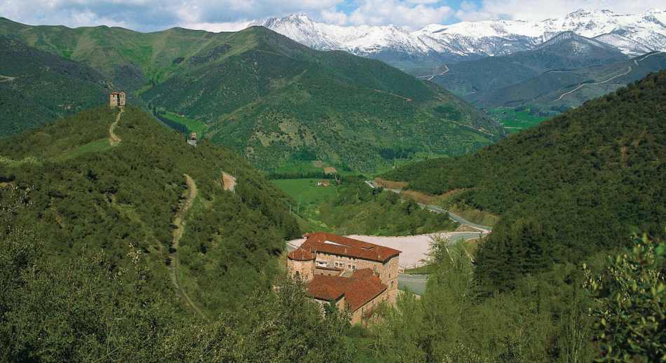 Valle de Liébana con el fondo de los Picos de Europa