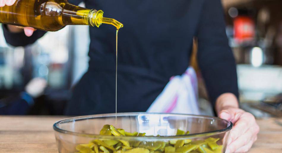 3 Aderezar con aceite de oliva virgen extra