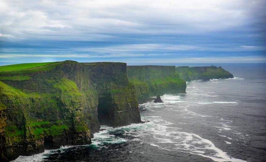 Acantilados de Irlanda Isla Esmeralda by freepik