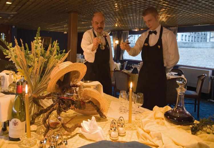 Ambiance bateau personnel salle a mangerCroisiEurope