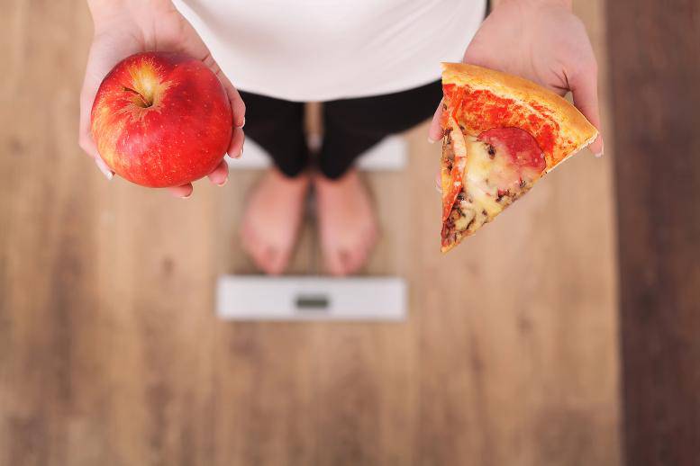 Bascula con mujer Dieta Saludable