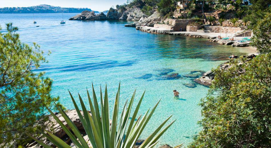 Cala Fornells situada en Peguera. Calvià. Mallorca.