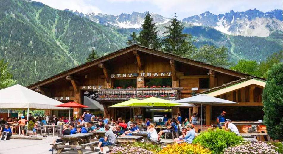 Restauración en Chamonix bajo la sombra del Montblanc