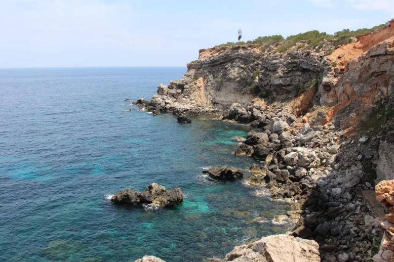 De Portinatx a Cala den Serra pasando por el Faro Moscarter. Ibiza copy