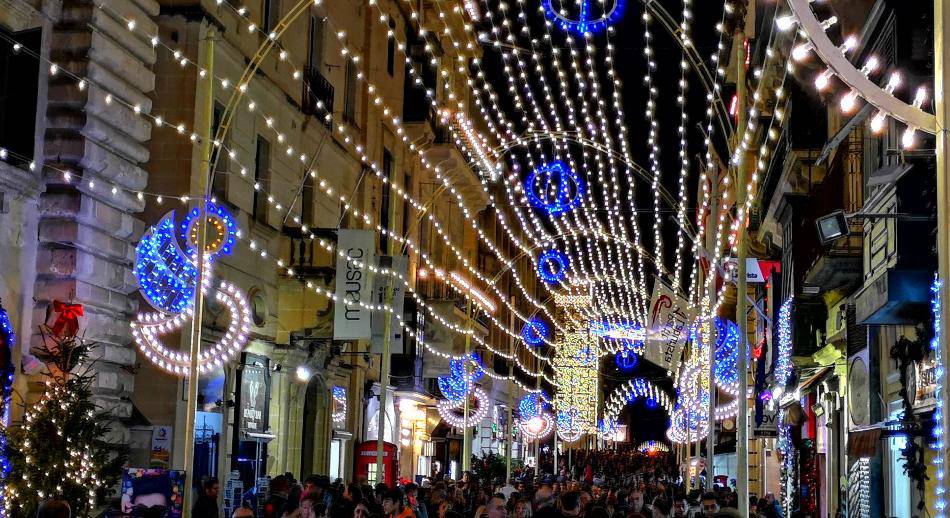 Decoración navideña de una calle en Malta