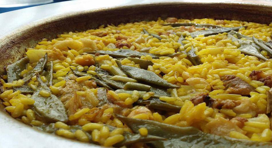 Disfrutar una paella familiar