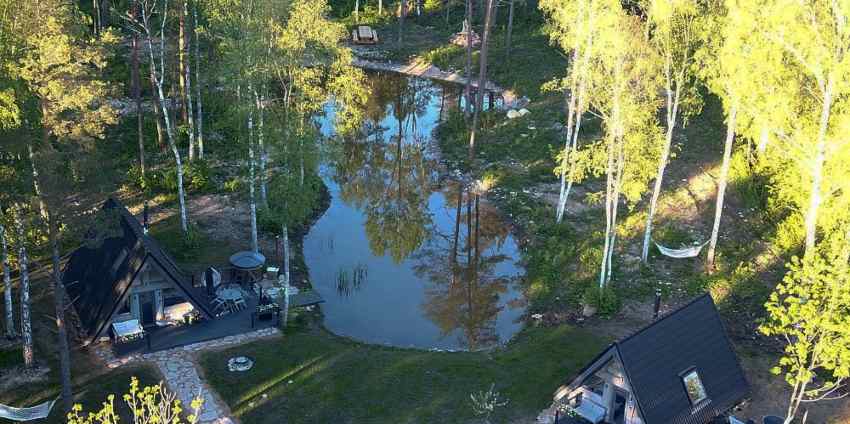 Estonia camping con casas de turismo al lado del rio