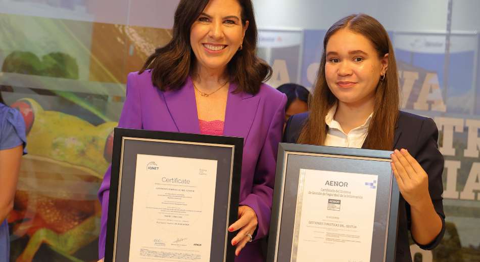 FOTO CON LOS DOS CERTIFICADOS ISO GESTUR RD