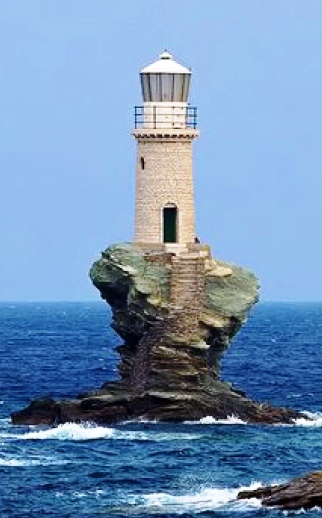 Faro de Tourlitis es un atractivo turístico en el Mar Egeo