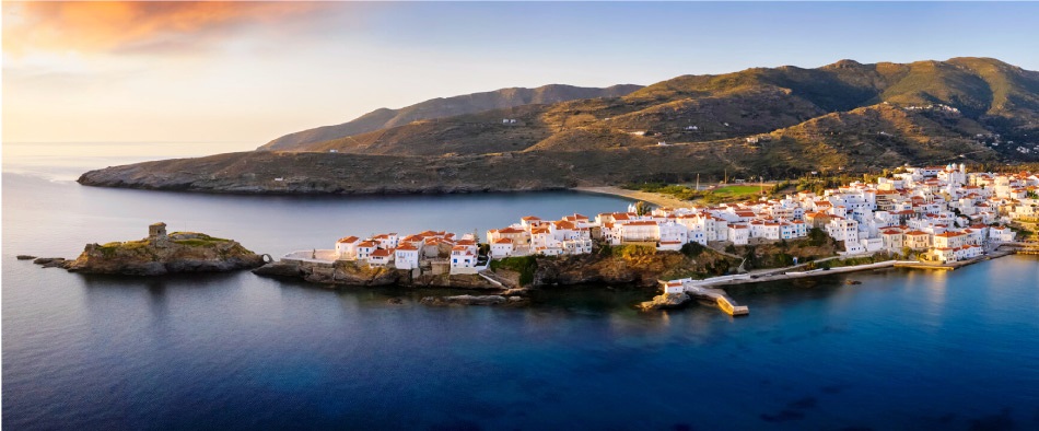 Faro Tourlitis es un atractivo turístico en Andros, Grecia