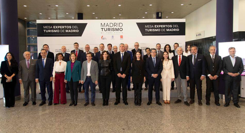 .: Mar de Miguel, vicepresidenta ejecutiva de la Asociación Empresarial Hotelera de Madrid (AEHM); Gabriel García Alonso, presidente de AEHM; Juan Arrizabalaga, director general de IFEMA MADRID; Almudena Maíllo, concejal delegada de Turismo del Ayuntamiento de Madrid; Marta Rivera de la Cruz, consejera de Cultura, Turismo y Deporte de la Comunidad de Madrid; José Luis Martínez-Almeida, alcalde de Madrid; Isabel Díaz Ayuso, presidenta de la Comunidad de Madrid; José Vicente de los Mozos, presidente del Comité Ejecutivo de IFEMA MADRID; Andrea Levy, concejal delegada de Cultura, Turismo y Deporte del Ayuntamiento de Madrid; Daniel Martínez, viceconsejero de Cultura, Turismo y Deporte de la Comunidad de Madrid; Yolanda Perdomo, directora de Madrid Turismo by IFEMA Madrid; Miguel Garrido, presidente de la Confederación Empresarial de Madrid-CEOE (CEIM); Ángel Asensio, presidente de la Cámara de Comercio, Industria y Servicios de Madrid; José Antonio Aparicio, presidente de Hostelería de Madrid; Juan Cierco Jiménez de Parga, director corporativo de IBERIA.  Segunda fila, de izda. a dcha.: Juan José Blardony, director general de Hostelería de Madrid; José Luis Méndez, copresidente de FEMAV; César Gutiérrez Calvo, presidente de la Federación Madrileña de Agencias de Viajes (FEMAV); David Abreu, presidente de la Organización Profesional de Congresos de Madrid (OPC Madrid); Juan Manuel Lominchar, Sales Manager de Marriott Auditorium Hotel; Alfonso del Poyo, vicepresidente España & Latam para Meliá Hotels International; Luis Martín Izquierdo, director general de Turismo de la Comunidad de Madrid; Juan Manuel del Rey, presidente de la Asociación de Tablaos Flamencos de Madrid; Hugo Rovira, director general para el sur de Europa de NH Hoteles; Javier Fernández Andrino, Chief International Retail & Luxury Officer El Corte Inglés Department Store Ghk; Fernando Biel, director de Marketing y Desarrollo de Negocio de la Asociación Nacional del Comercio Textil, Complementos y Piel (ACOTEX); Héctor Coronel, director de Turismo del Ayuntamiento de Madrid; Isabel Santamarta, vicepresidenta de FEMAV; Michel Notten, director de The Madrid Edition Hotel; y Laura Martínez Cerro, asesora de la Viceconsejería de Cultura, Turismo y Deporte de la Comunidad de Madrid.