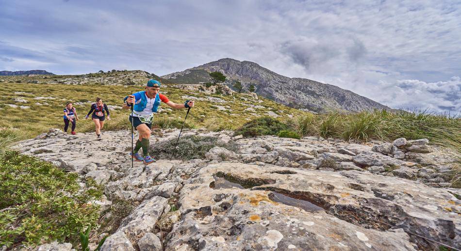 Galatzó Trail atleta con bastones