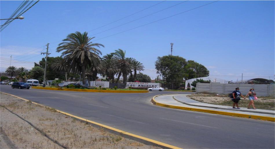 Grandes avenidas junto a calles sin urbanizar con su pavimento de pura arena