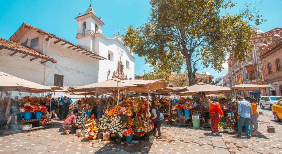 Iglesia_Santuario_Mariano_de_El_Carmen_de_la_Asunción_ubicado_junto_al_famoso_Mercado_de_las_Flores.jpg