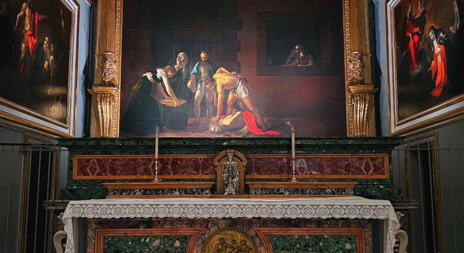 Iglesia altar con cuadro Malta