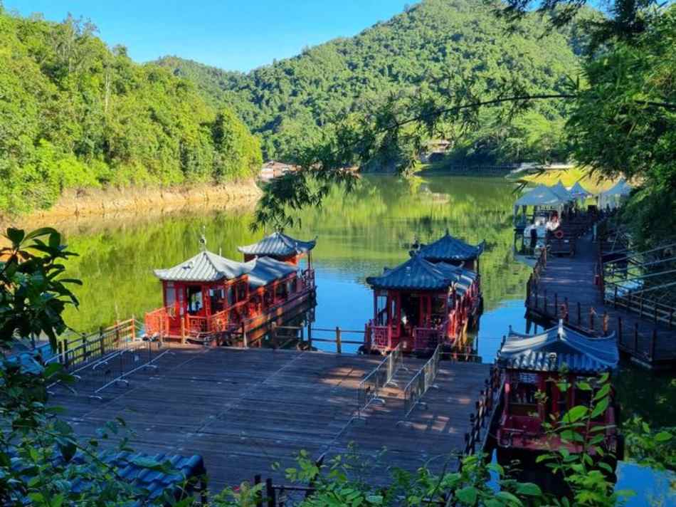 LAGO Y BARCOS TÍPICOS Hotel Shenyudao Hainan 1