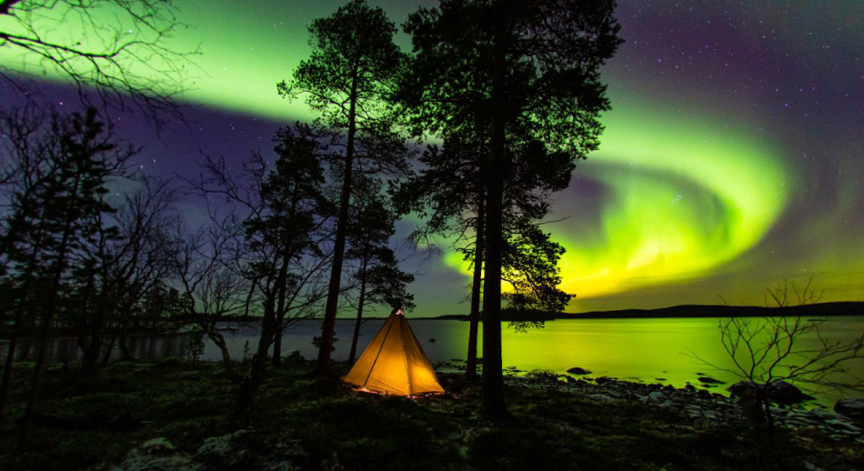 Laponia donde el sol no se pone en verano- aurora boreal