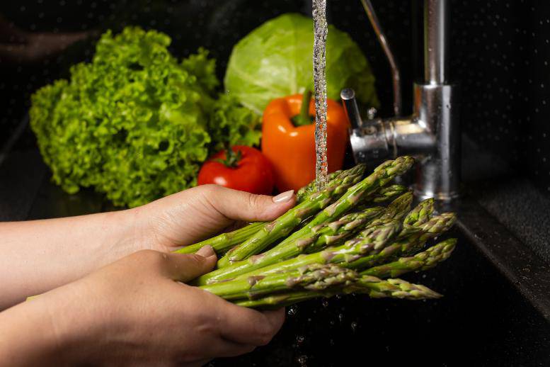 Lavar alimentos antes de cocinar 1