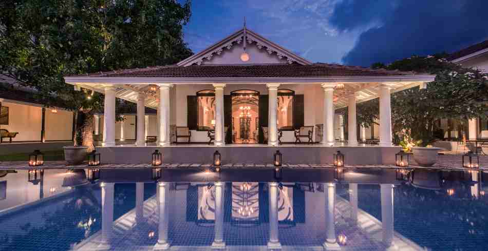 Piscina principal con vistas al vestíbulo patio exterior Uga Residence