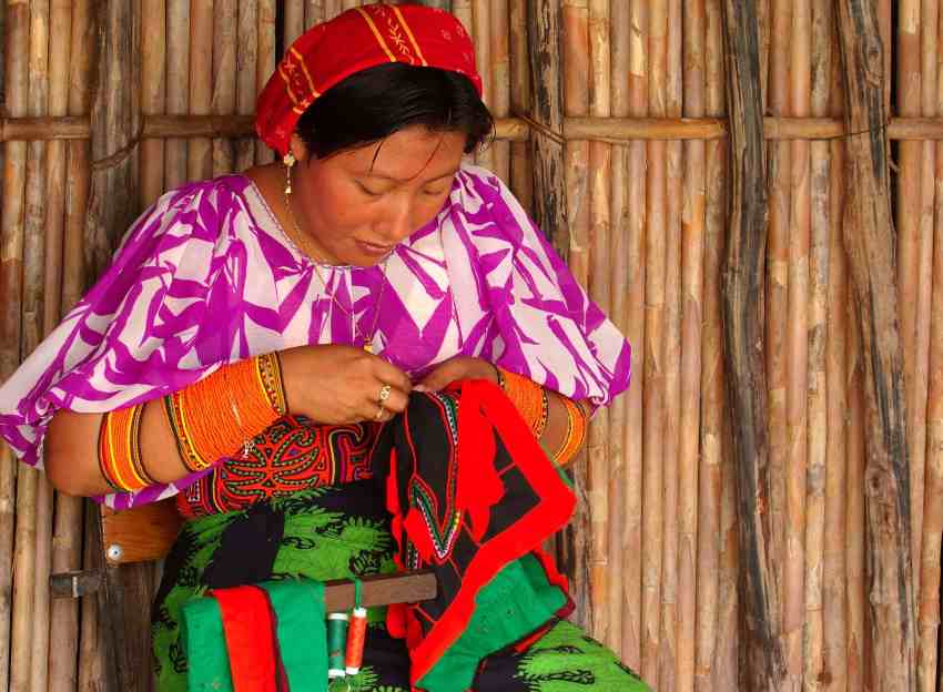 Mujer Kuna bordando una mola tradicional Panamá