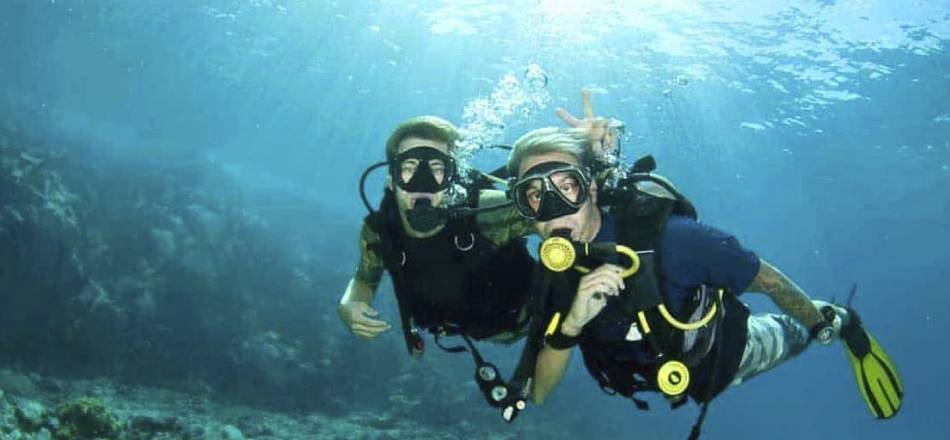 Mujeres del Turismo ayuda al buceo en Indonesia