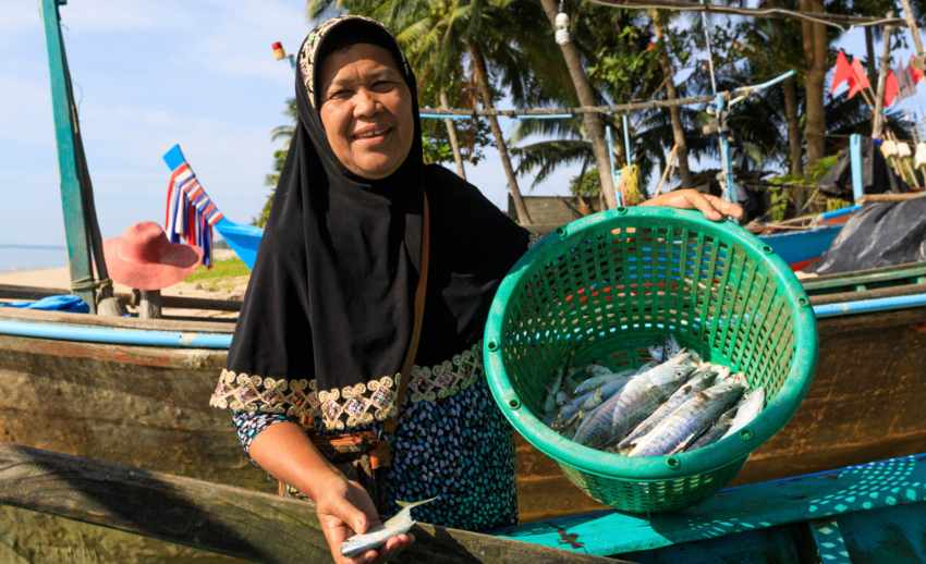 Nakhon Si Thammarat Plai Thon Market ตลาดปลายทอน 180010BS pescadores