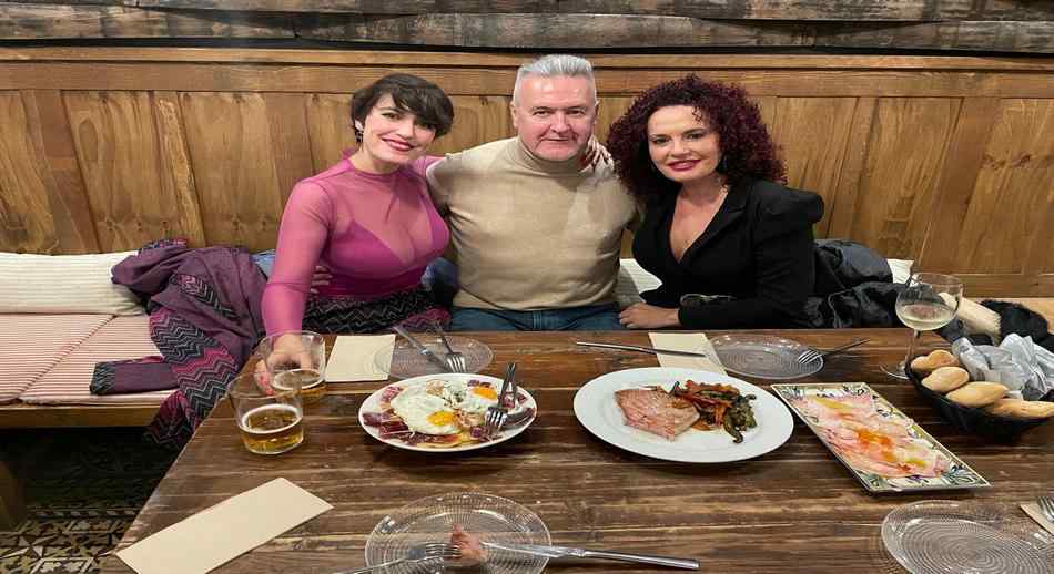 Nicolás Fernández y sra Rocío con cerveza