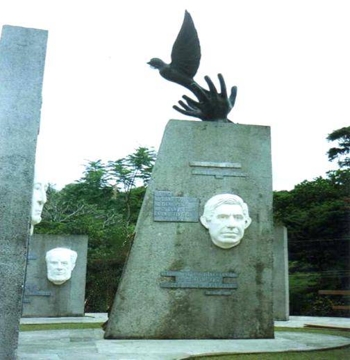 Oscar Arias Premio Nobel de La Paz en el Monumento al Desarme el Trabajo y La Paz copy copy