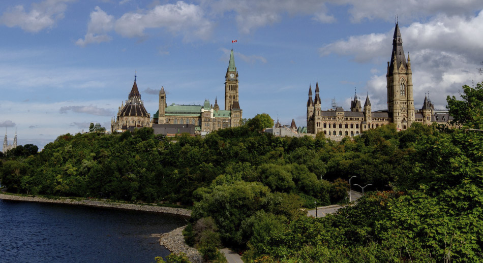 Ottawa en viaje vibrante -panorámica desde el río