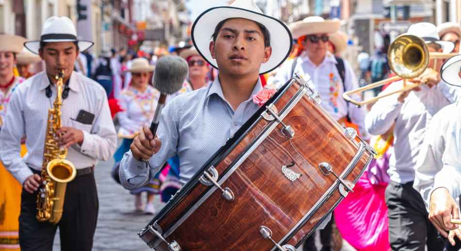 Pasacalles_de_música_tambores_y_trompetas_ecuatoriana.jpg