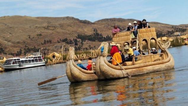 Caballito de totora en el Lago Titicaca para Peru Seis Sentidos