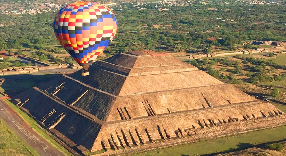 Pirámides Teotihuacan en México - vista en globo