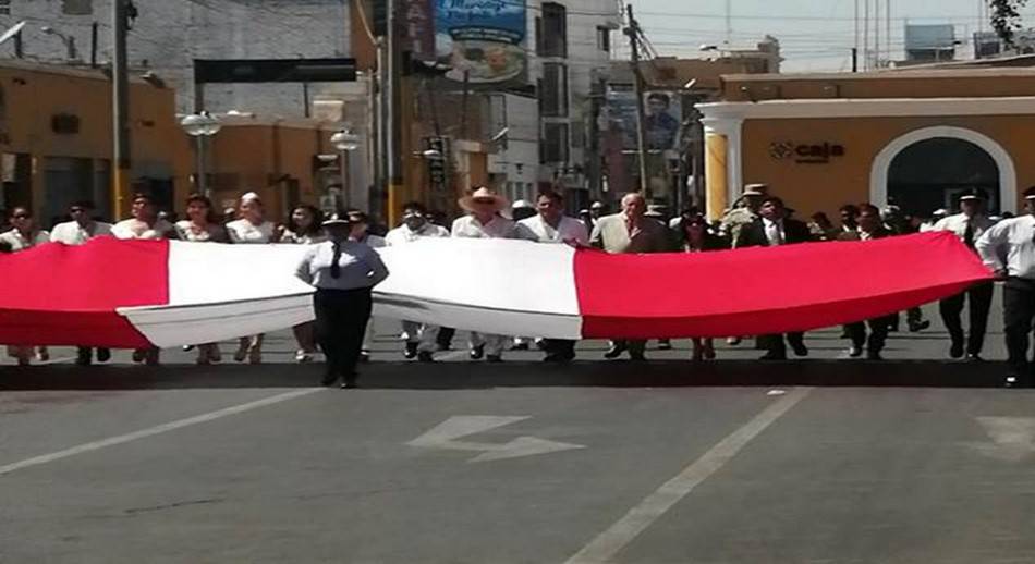 Portando la Bandera Nacional