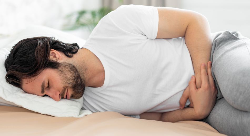 Problemas digestivos hombre tumbado