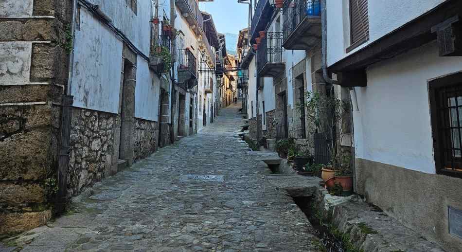 REGADERAS EN CALLE TIPICA Candelario