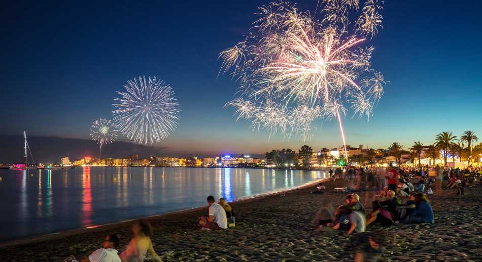 Rosas noche de fuegos artificiales