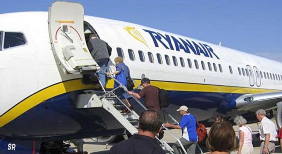 Ryanair_pasajeros_subiendo_al_avión.jpg