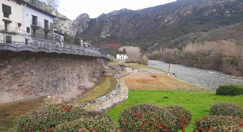 Río Nogales a su paso por Gerri de La Sal en primavera 1