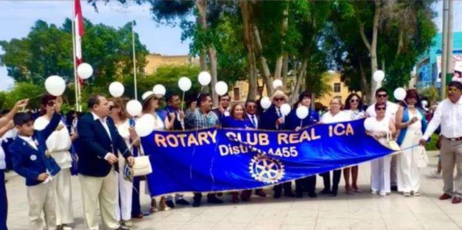 Socios_Rotary_19_aniversario_con_bandera.jpg