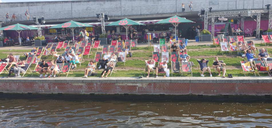 TOMANDO EL SOL JUNTO AL RÍO. BERLÍN