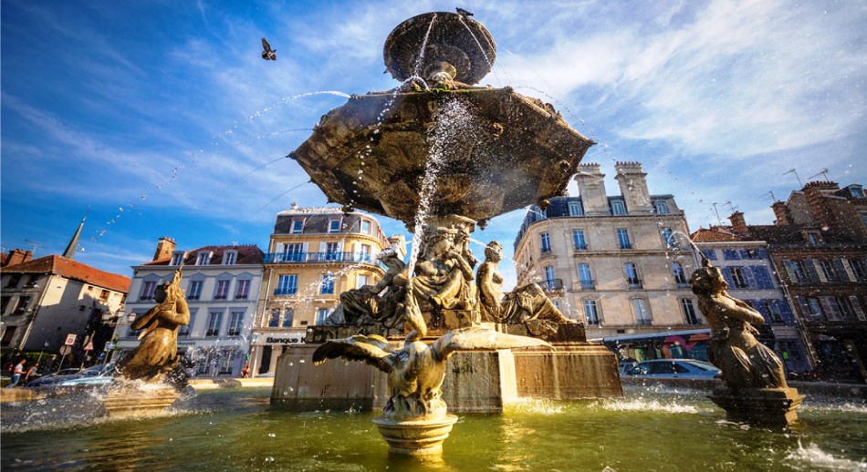 Troyes medieval y colorida - fontaine Argence