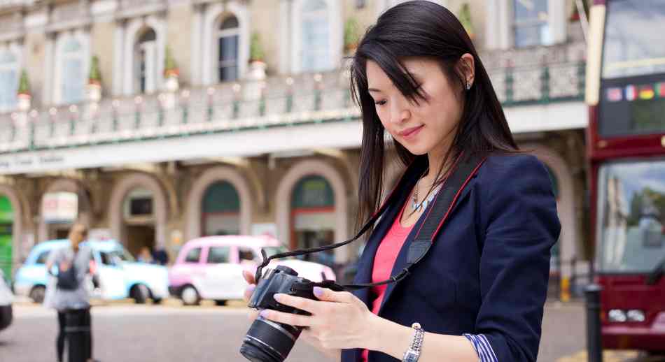 Turista con cámara de fotos