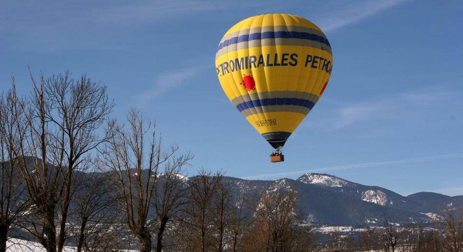 Ver las montañas nevadas desde un globo