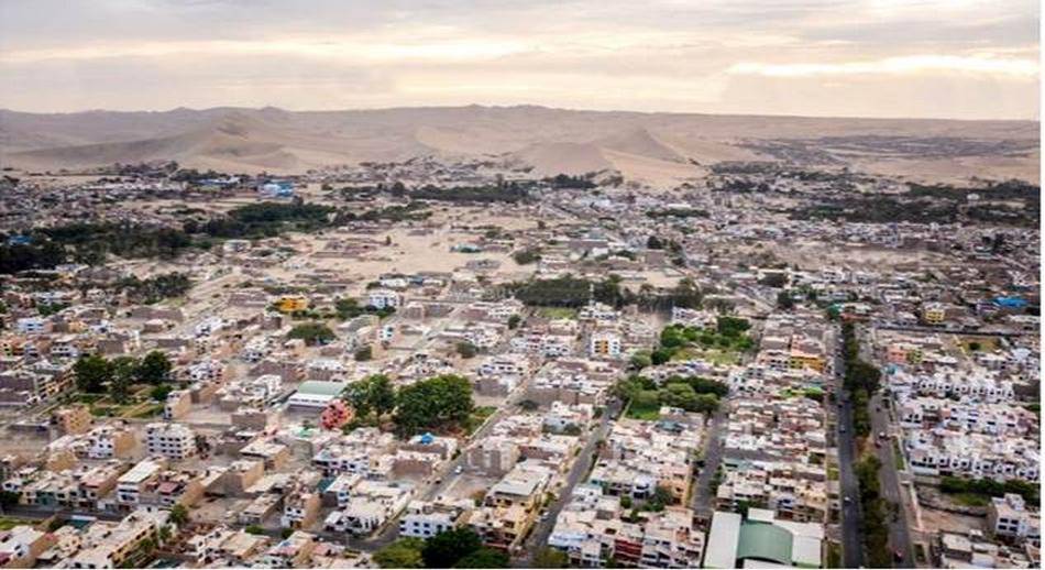 Vista aérea parcial de Ica, rodeada de las desérticas arenas del Gran Tablazo de Ica