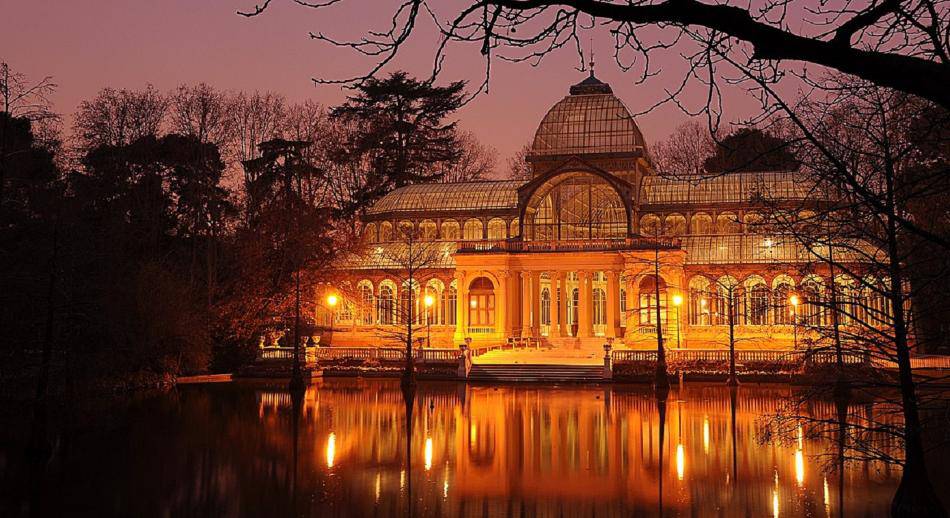 Vista nocturna del Palacio de Cristal Comunidad de Madrid