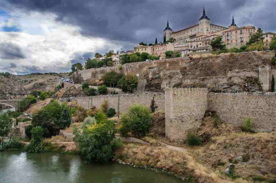 Y ADEMÁS TOLEDO