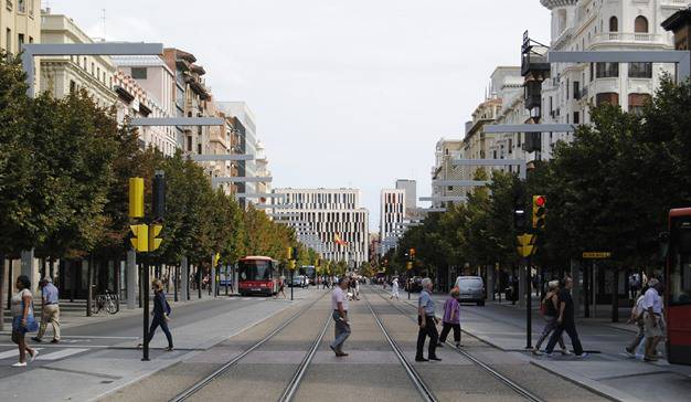 Zaragoza, actividad comercial y turística