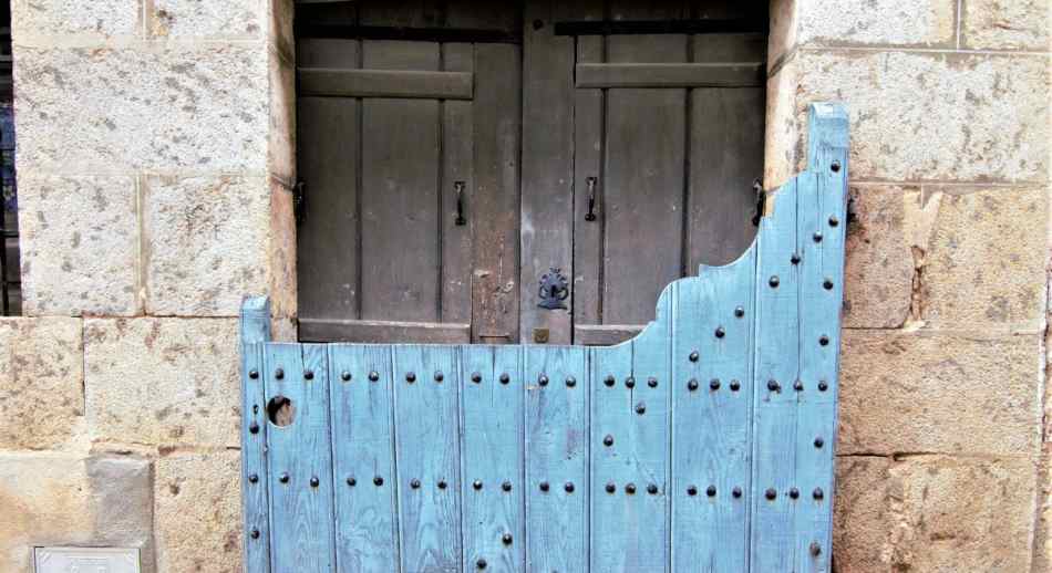 batipuerta pintada de azul en candelario