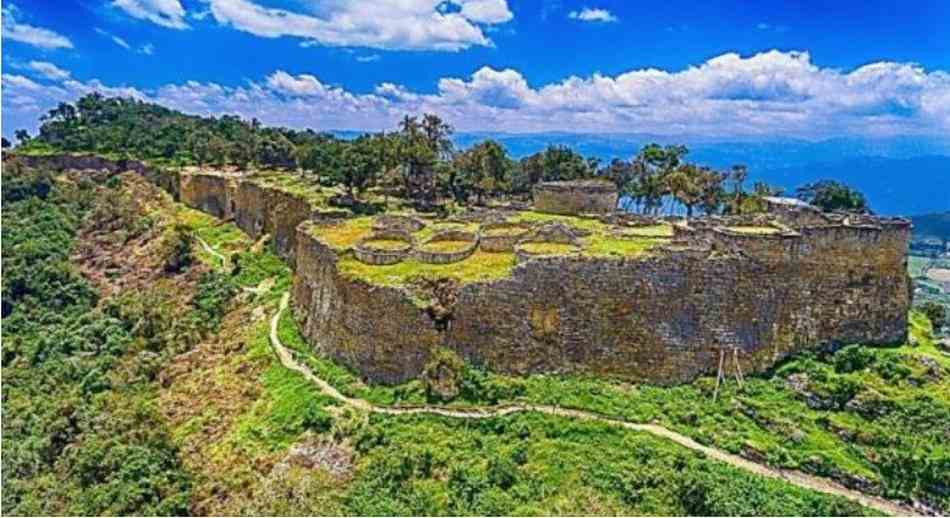 Fortaleza de Kuélap, que da una idea exacta de la impresionante ubicación, de este conjunto arquitectónico de la cultura preinca. 