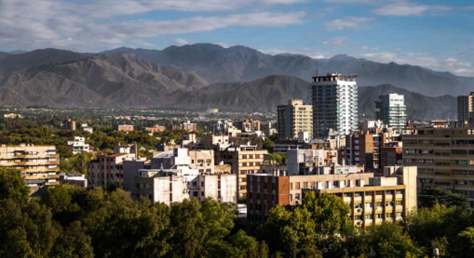 Vista aérea ciudad de Mendoza con las montañas de los Andes al fondo